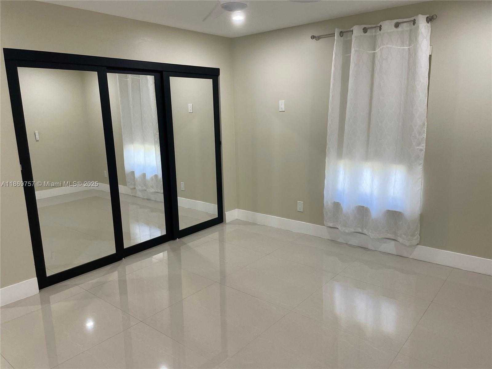 Small Image of 5002 SHERIDAN ST #1, Hollywood Number 10