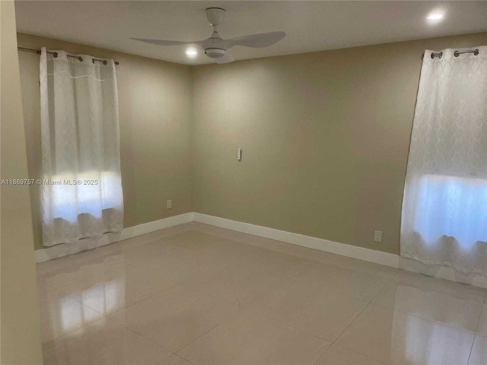 Small Image of 5002 SHERIDAN ST #1, Hollywood Number 11