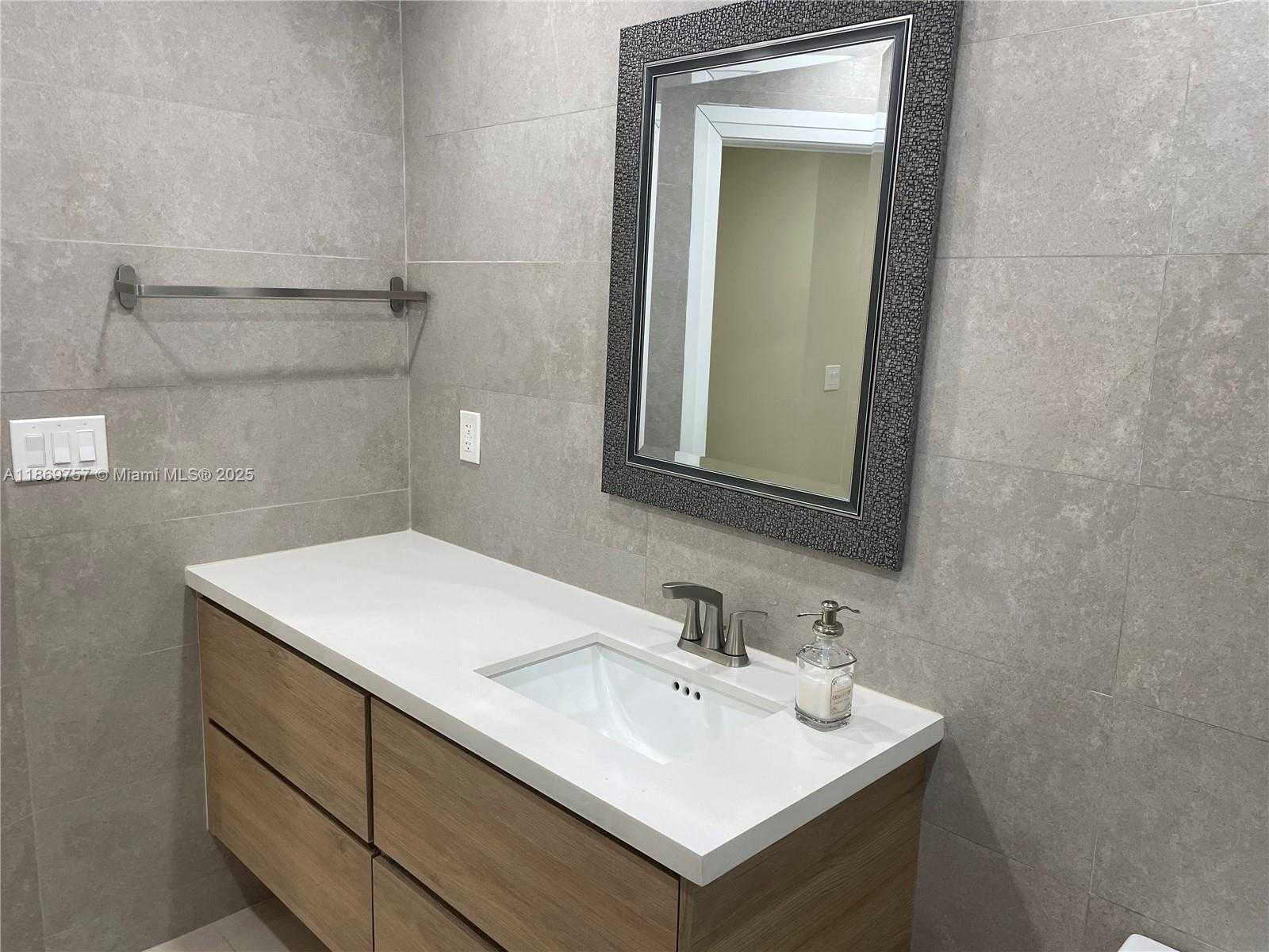 Small Image of 5002 SHERIDAN ST #1, Hollywood Number 13