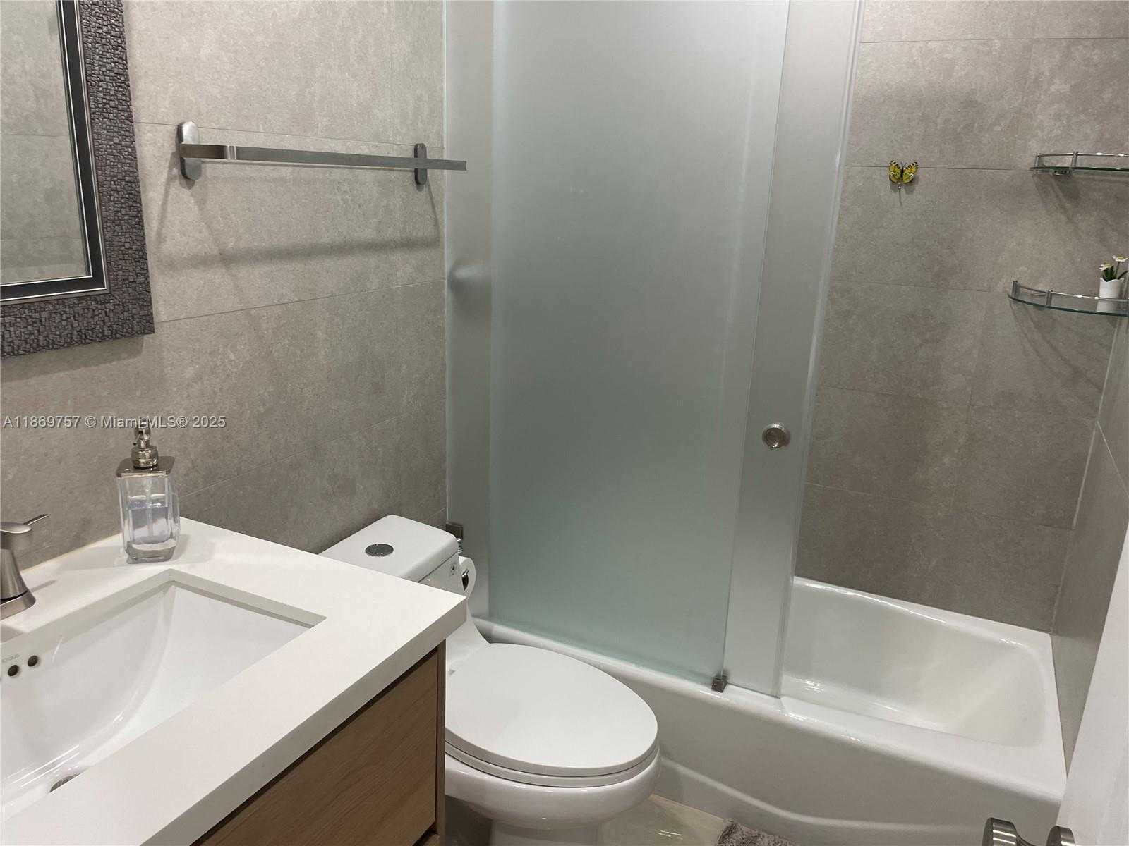 Small Image of 5002 SHERIDAN ST #1, Hollywood Number 16