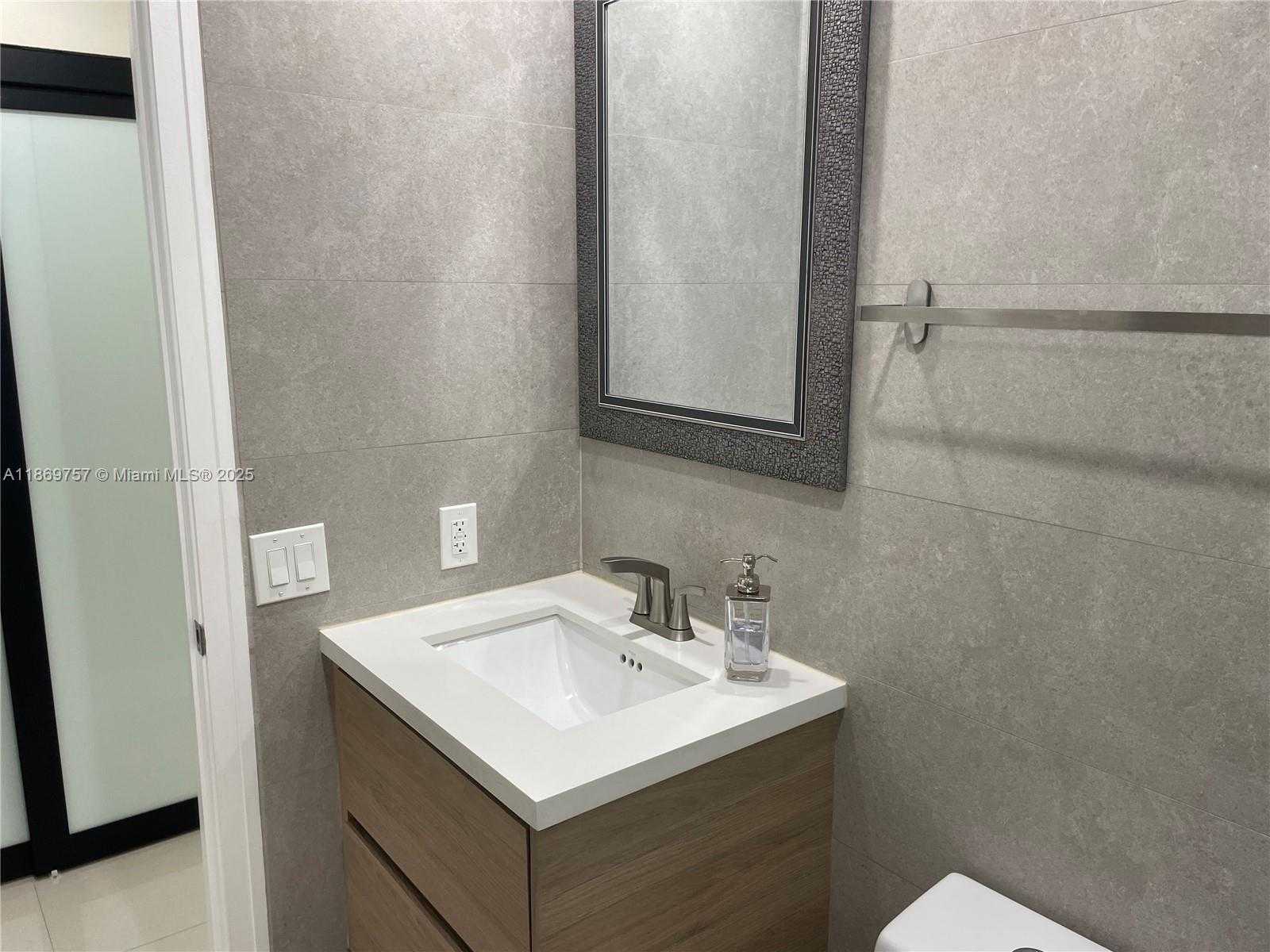 Small Image of 5002 SHERIDAN ST #1, Hollywood Number 19