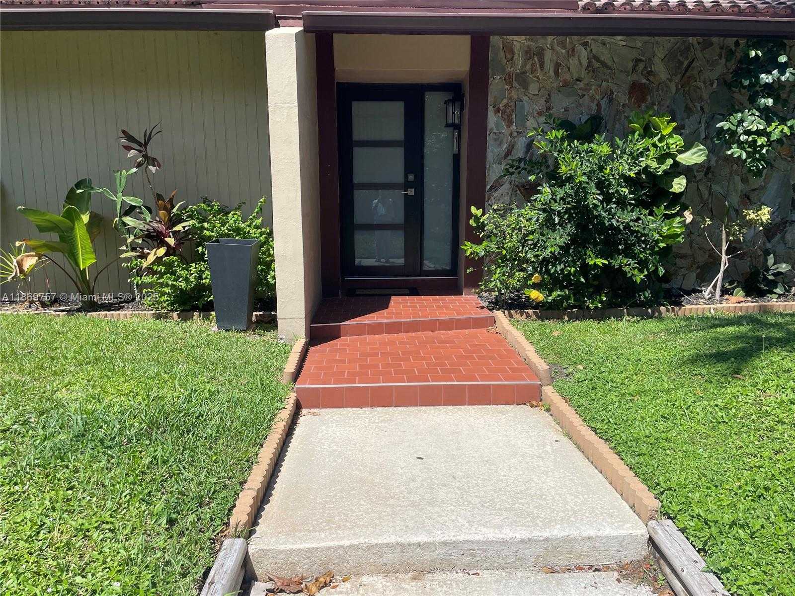 Small Image of 5002 SHERIDAN ST #1, Hollywood Number 2
