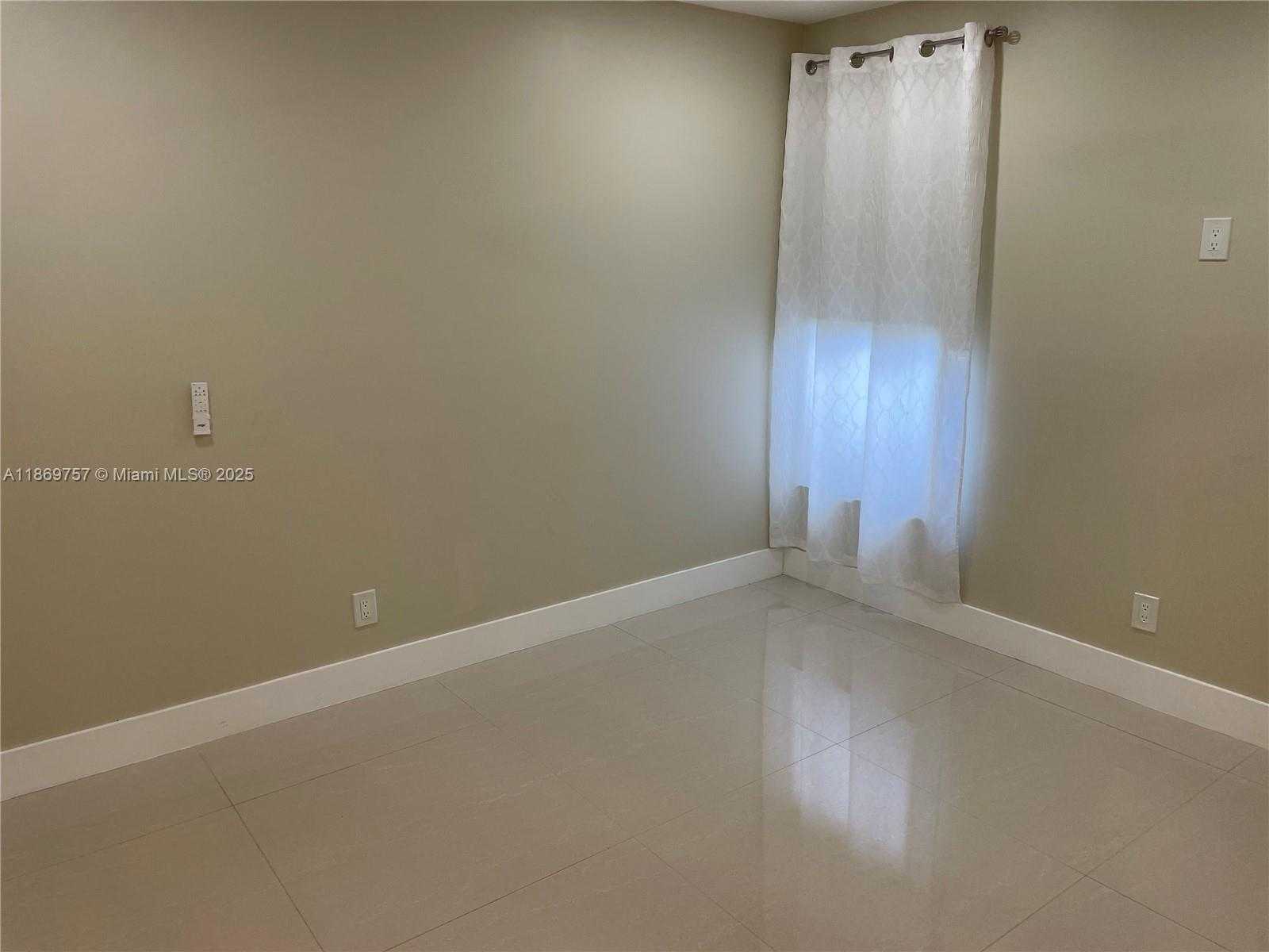 Small Image of 5002 SHERIDAN ST #1, Hollywood Number 20