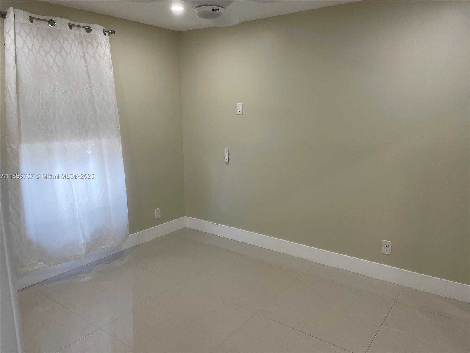 Small Image of 5002 SHERIDAN ST #1, Hollywood Number 22