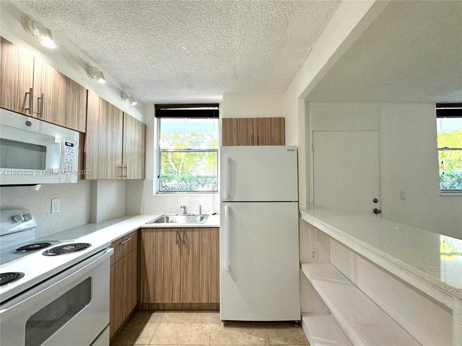 Small Image of 1801 SOUTH TREASURE DR #109, North Bay Village Number 17