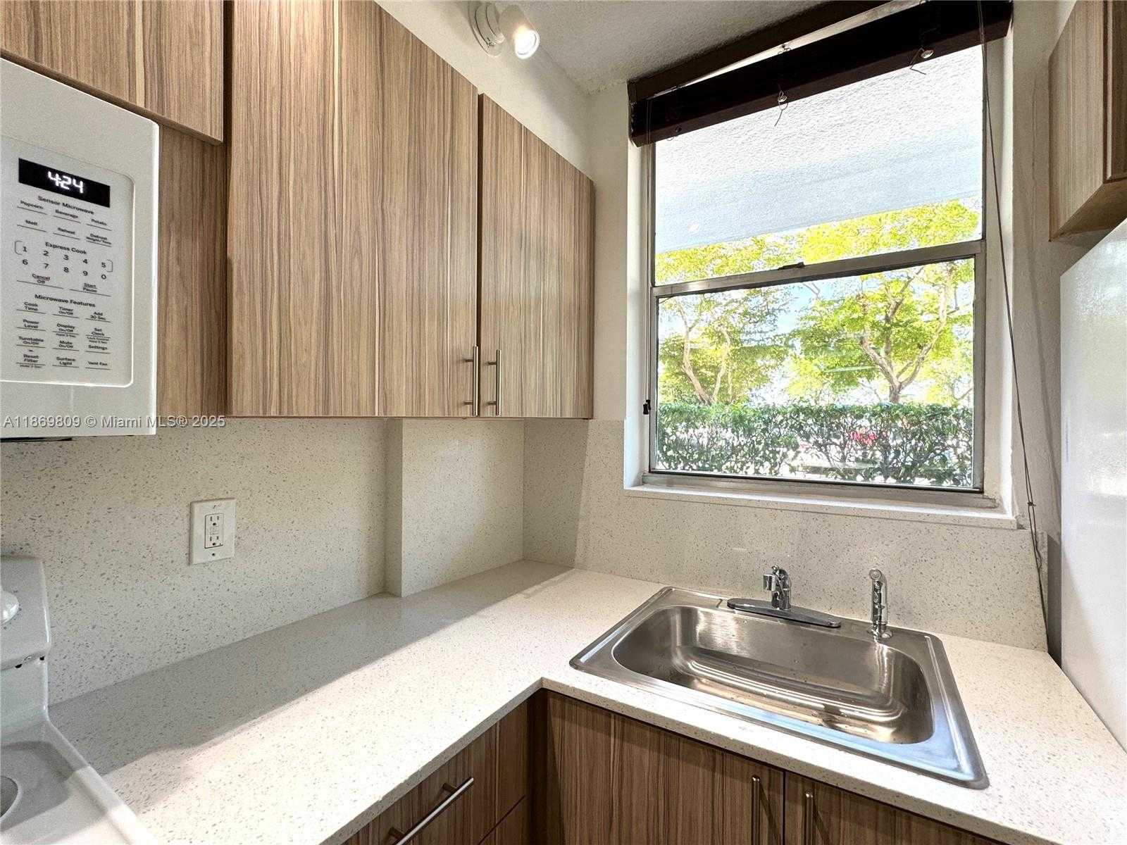 Small Image of 1801 SOUTH TREASURE DR #109, North Bay Village Number 18