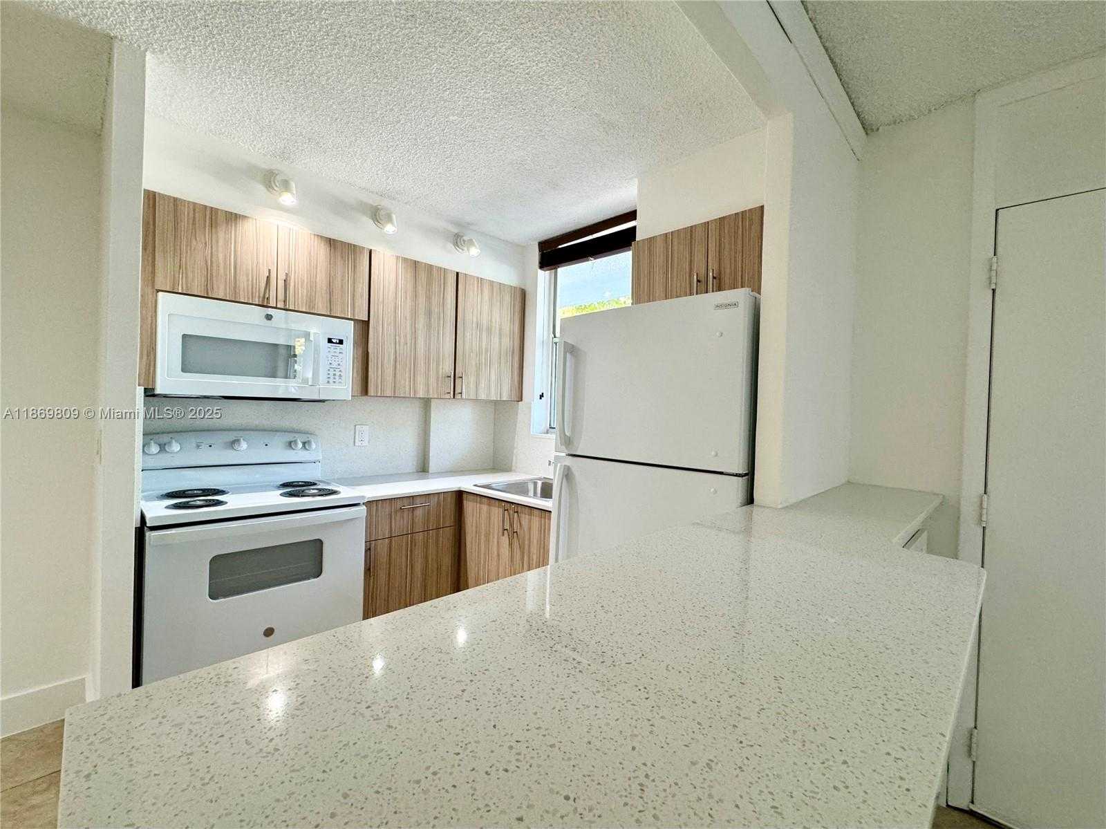 Small Image of 1801 SOUTH TREASURE DR #109, North Bay Village Number 3