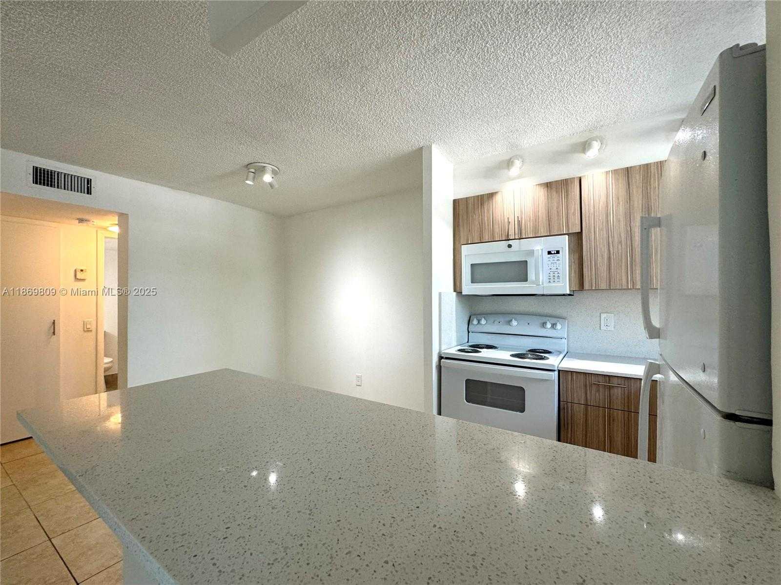 Small Image of 1801 SOUTH TREASURE DR #109, North Bay Village Number 4