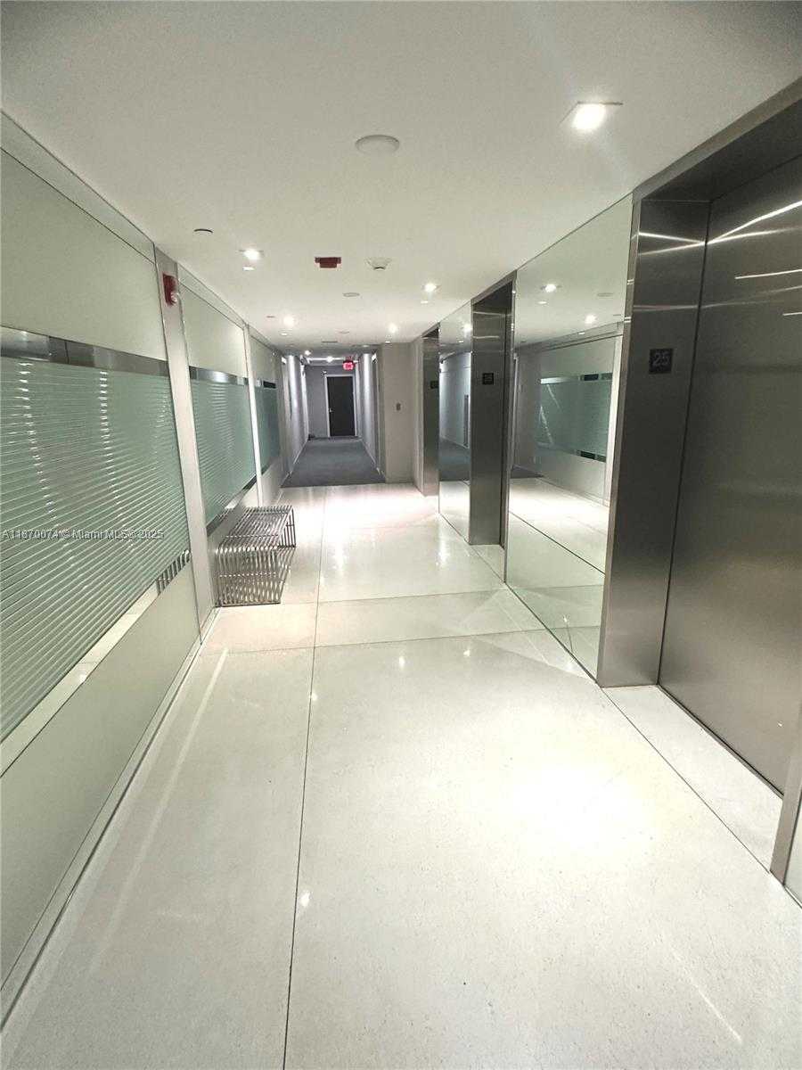 Small Image of 20335 E Country Club Dr, Aventura, FL 33180, USA Number 2