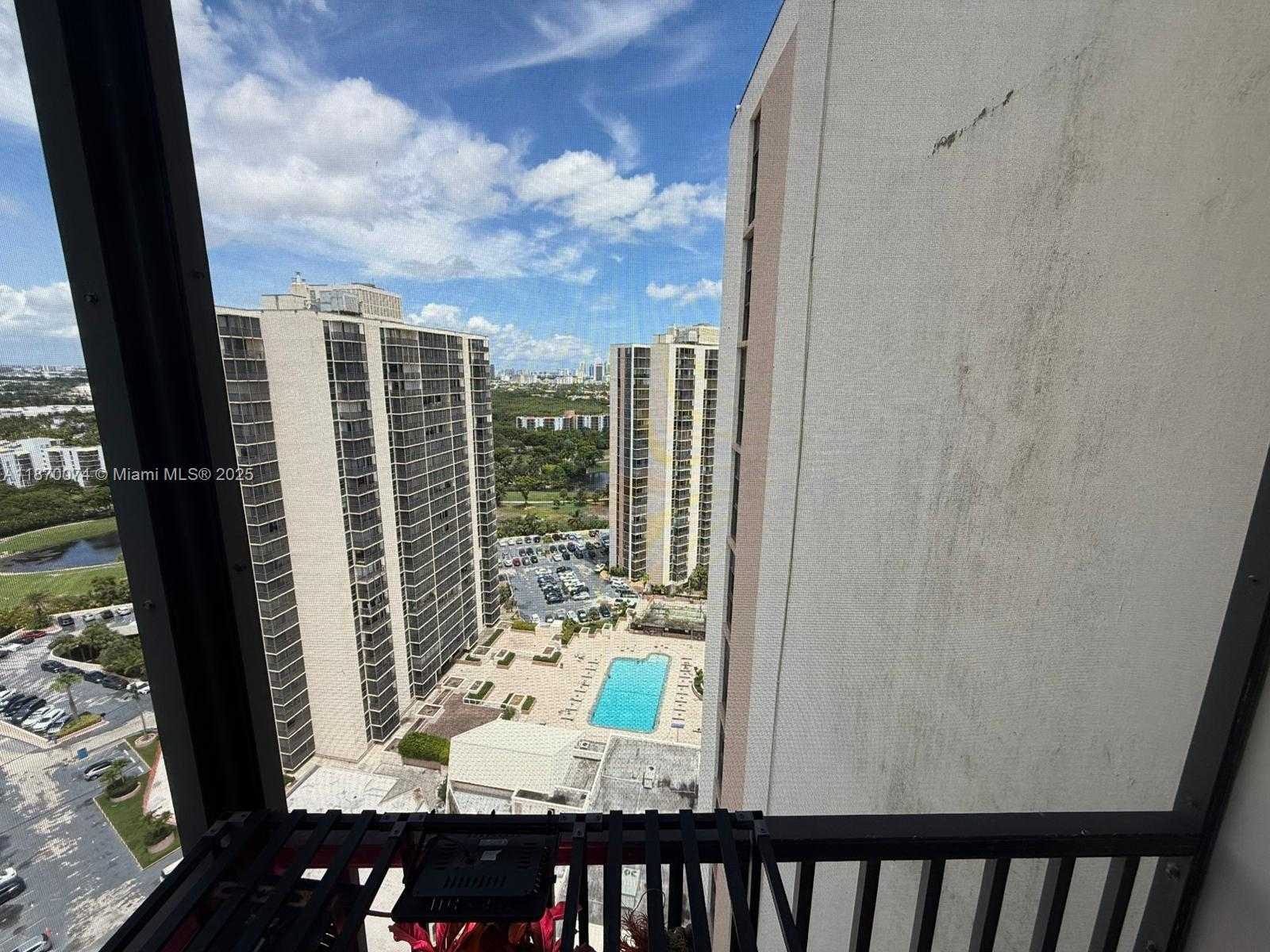 Small Image of 20335 E Country Club Dr, Aventura, FL 33180, USA Number 21
