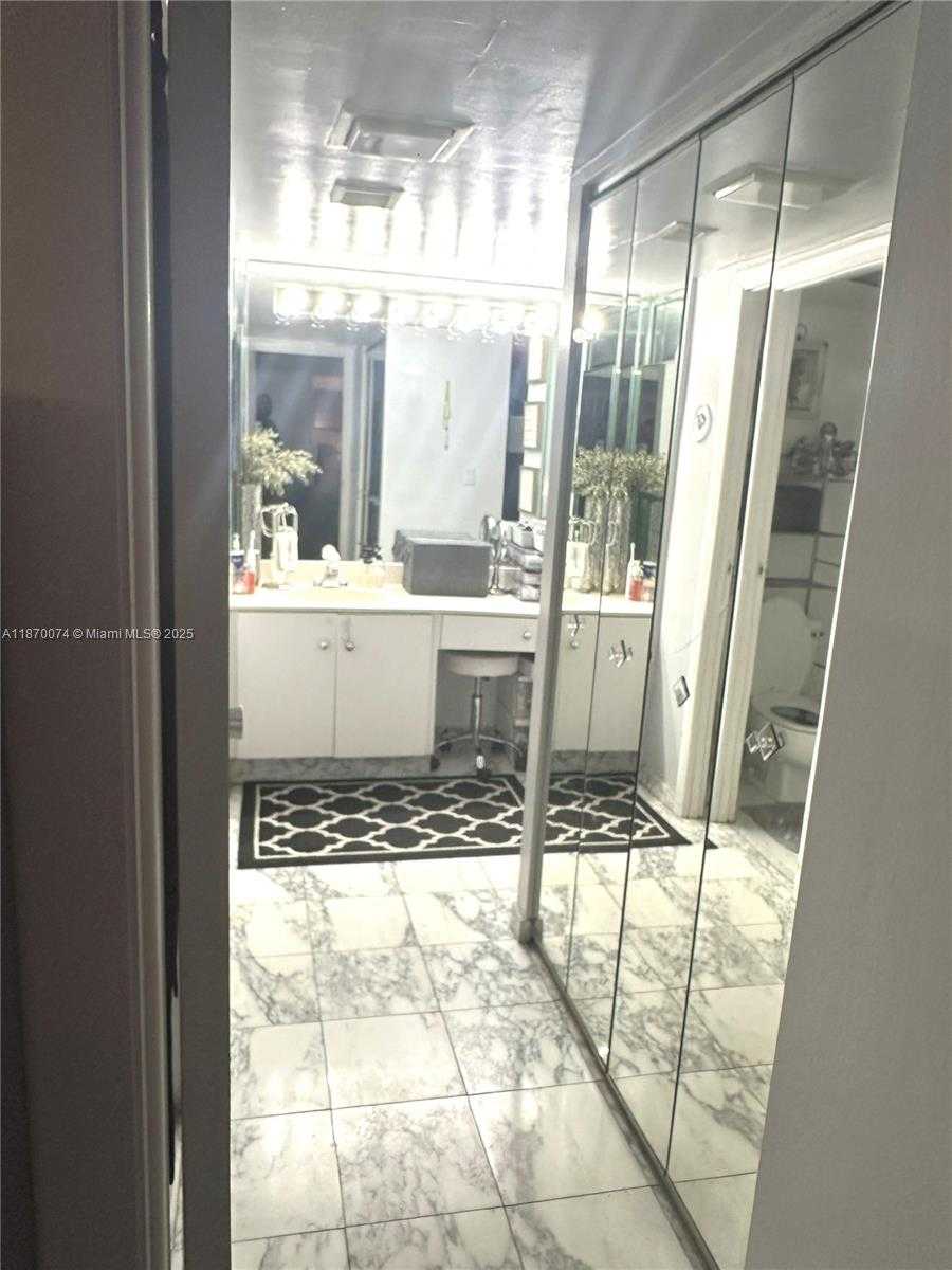 Small Image of 20335 E Country Club Dr, Aventura, FL 33180, USA Number 23