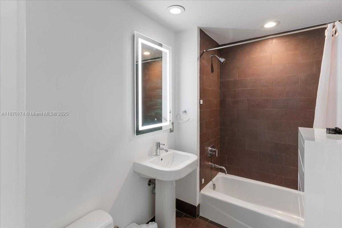 Small Image of 1040 BISCAYNE BLVD #2904, Miami Number 19