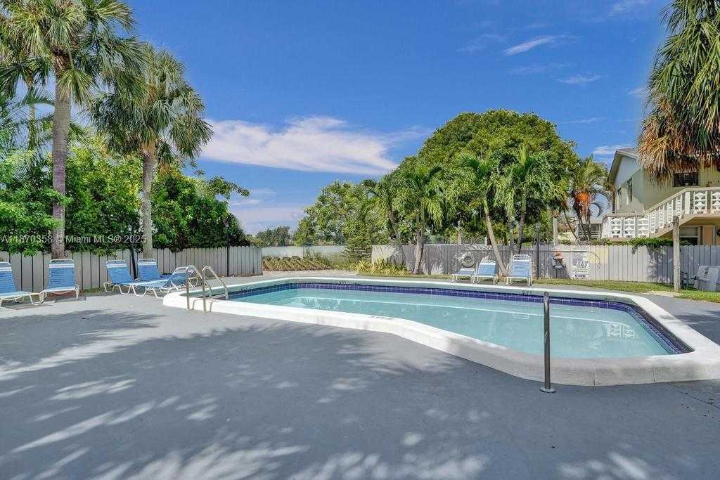 Small Image of 900 CRYSTAL LAKE DR #2B, Deerfield Beach Number 31