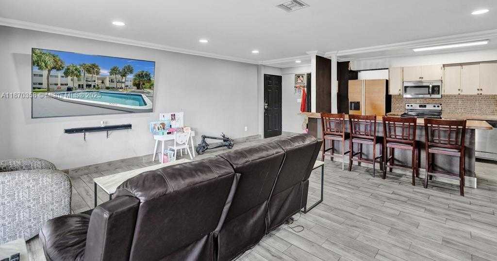 Small Image of 900 CRYSTAL LAKE DR #2B, Deerfield Beach Number 4