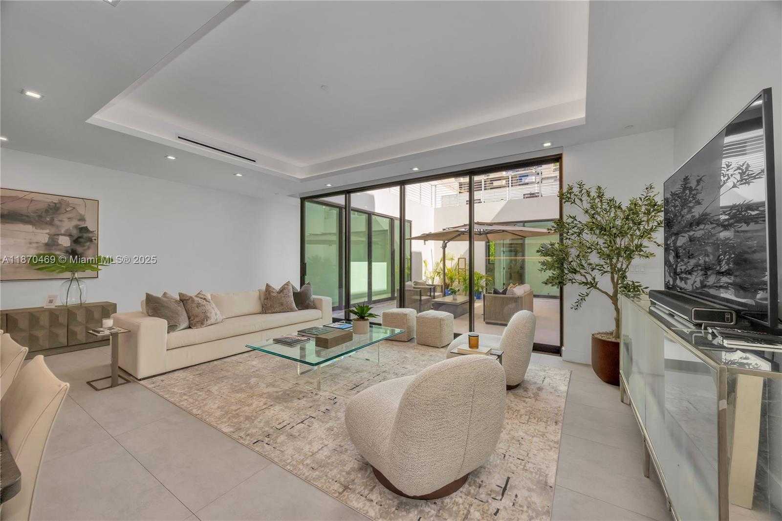 Small Image of 617 ALMERIA AVE, Coral Gables Number 11