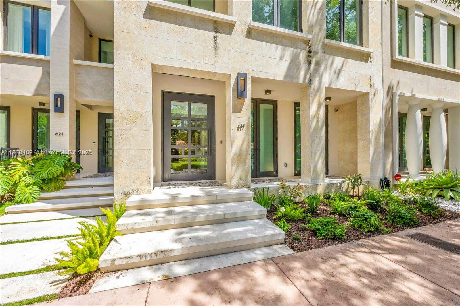 Small Image of 617 ALMERIA AVE, Coral Gables Number 2