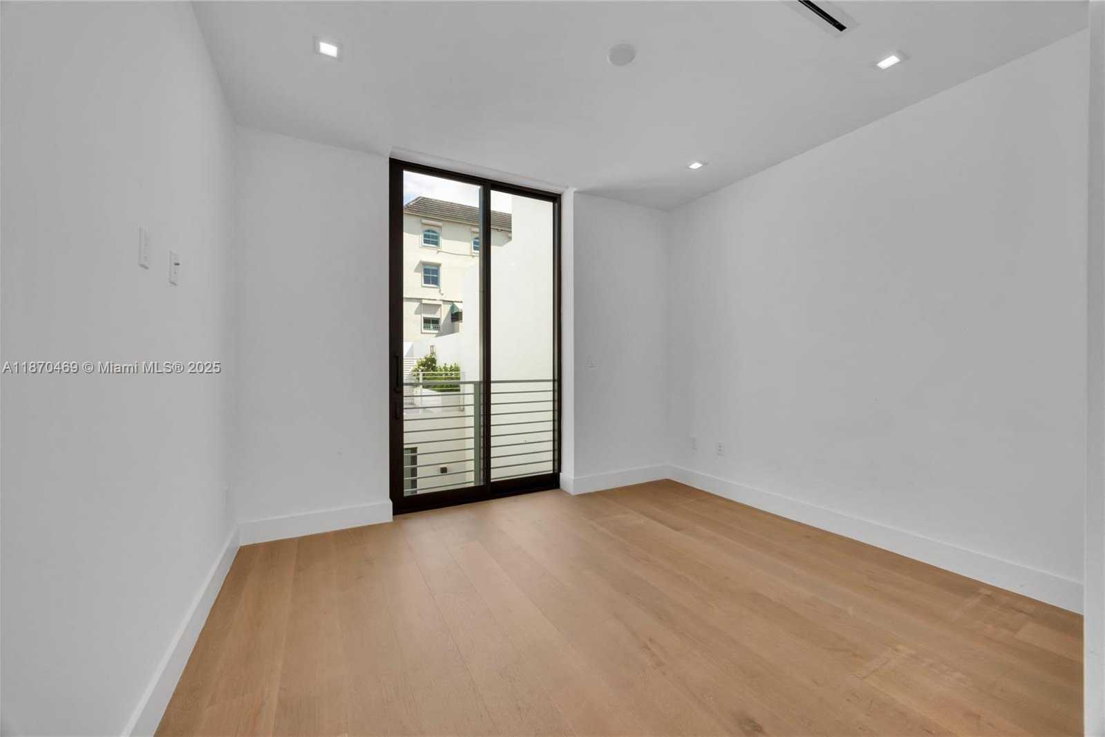 Small Image of 617 ALMERIA AVE, Coral Gables Number 32
