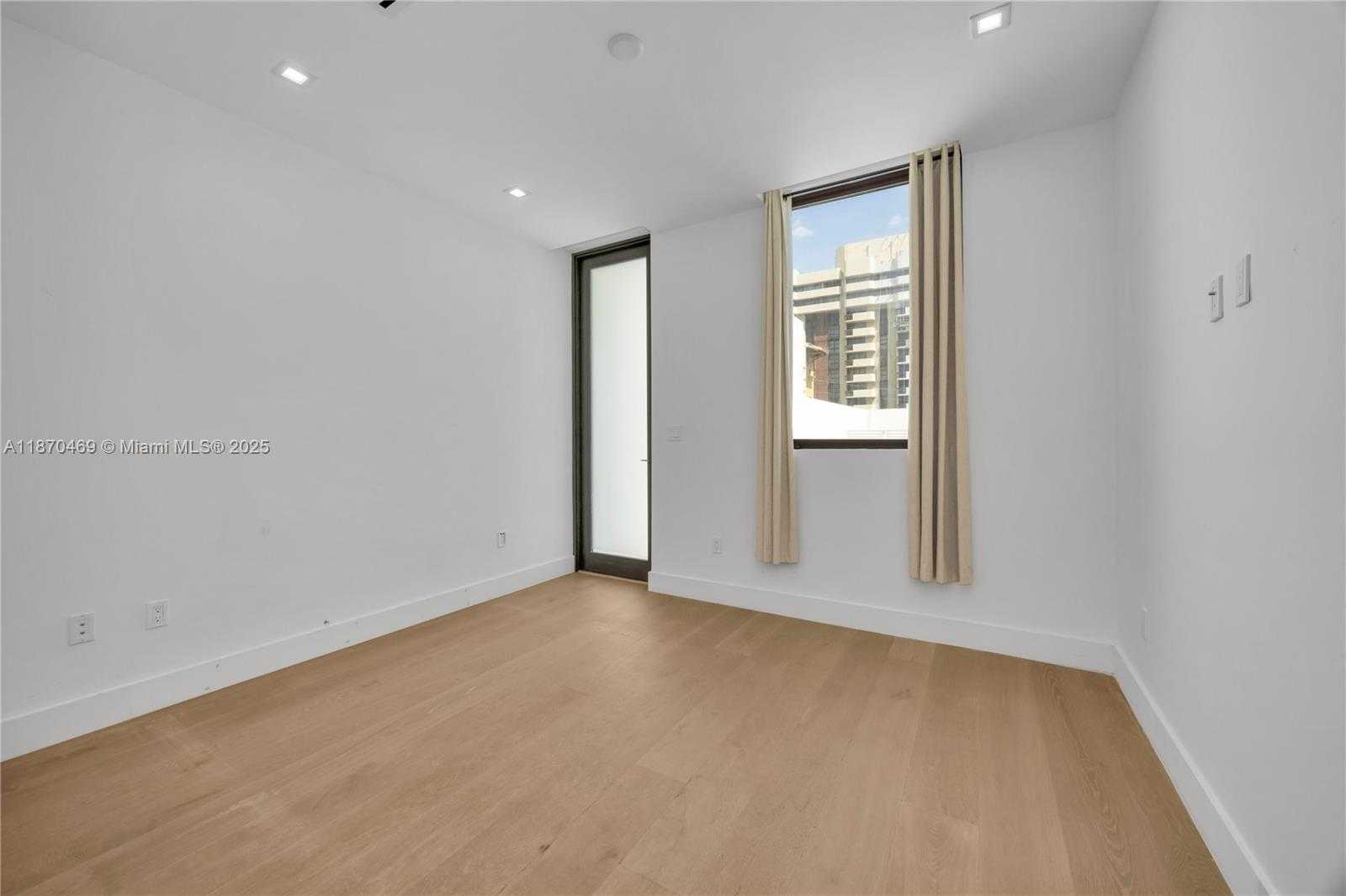 Small Image of 617 ALMERIA AVE, Coral Gables Number 36