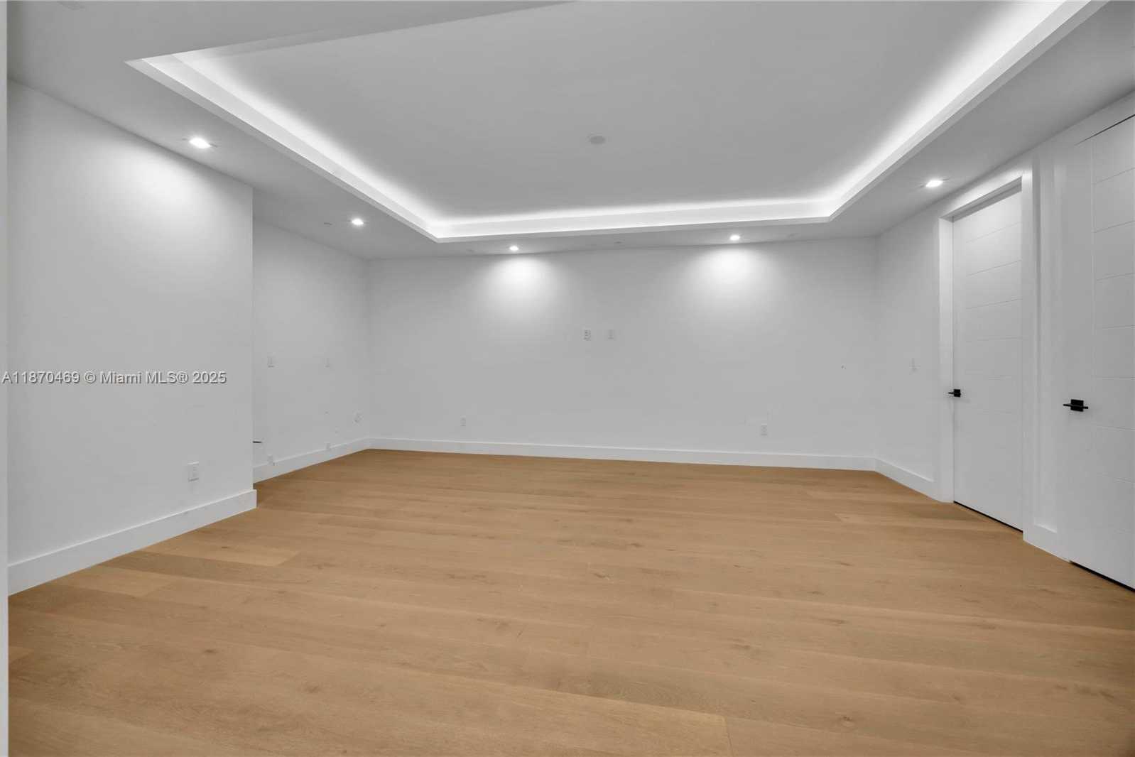 Small Image of 617 ALMERIA AVE, Coral Gables Number 38