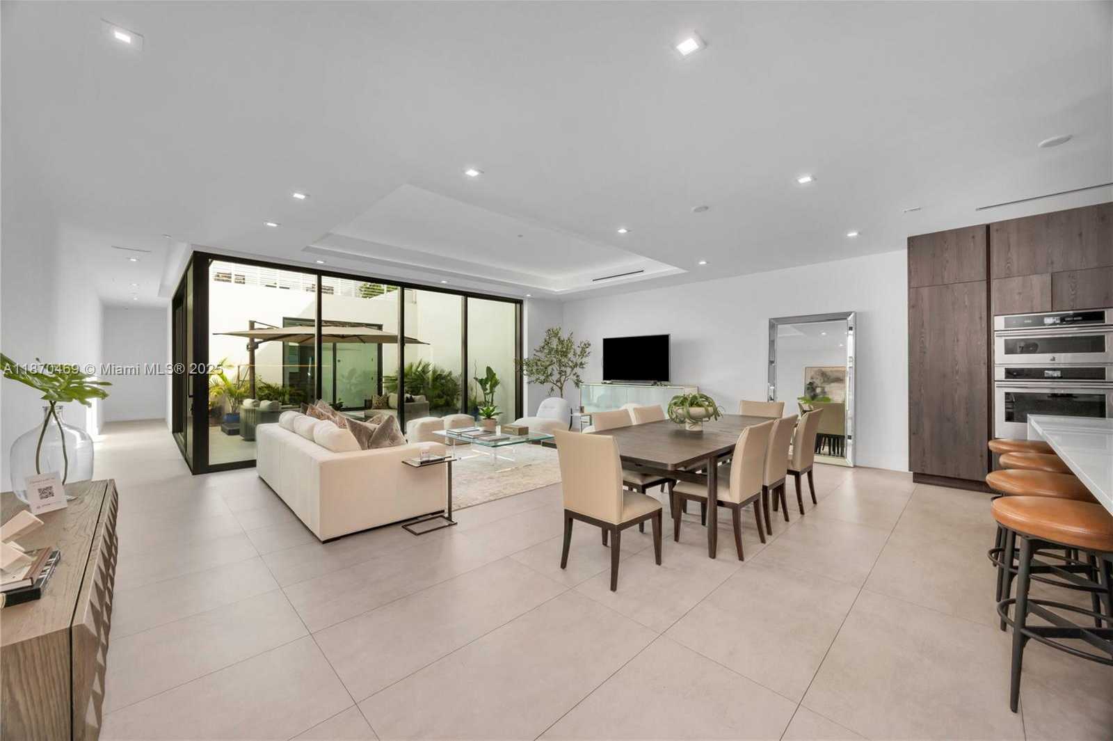 Small Image of 617 ALMERIA AVE, Coral Gables Number 6