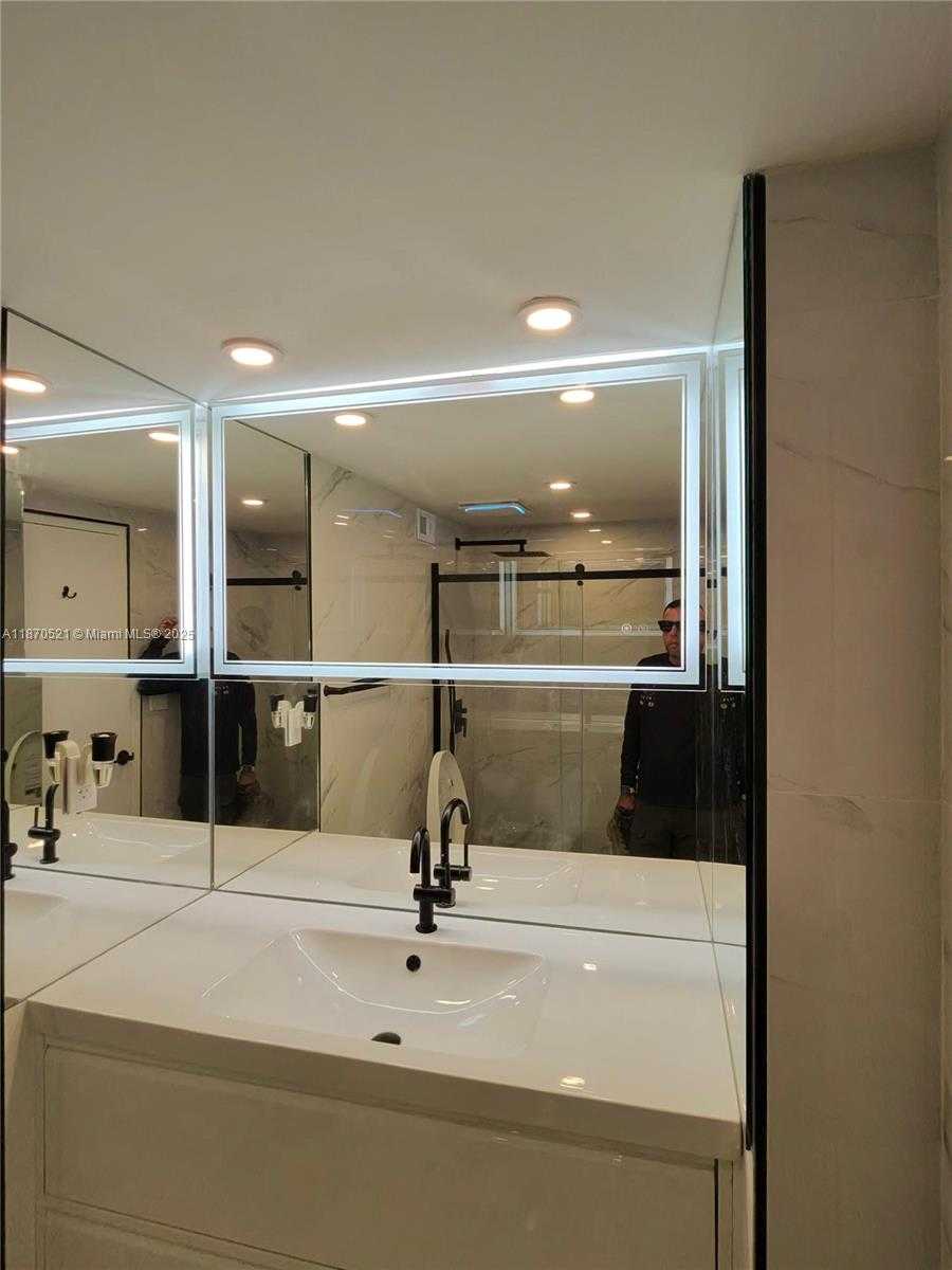 Small Image of 2899 COLLINS AVE #1634, Miami Beach Number 10