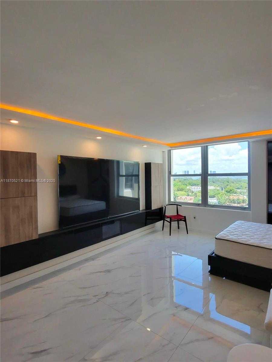 Small Image of 2899 COLLINS AVE #1634, Miami Beach Number 2
