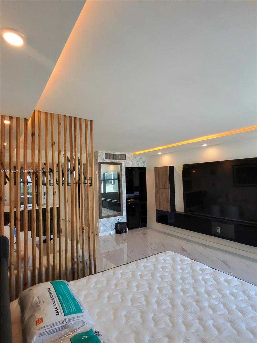 Small Image of 2899 COLLINS AVE #1634, Miami Beach Number 3