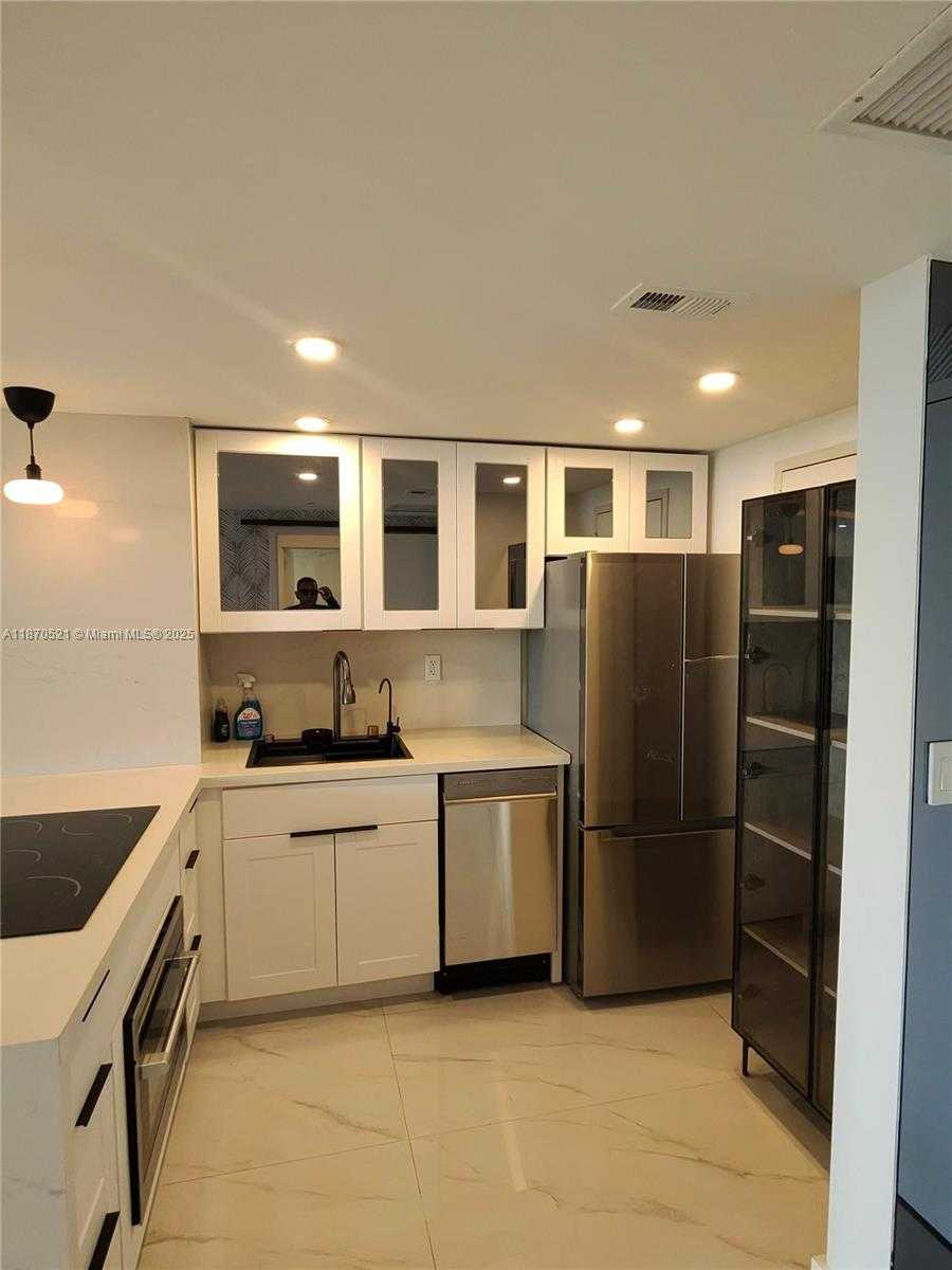 Small Image of 2899 COLLINS AVE #1634, Miami Beach Number 6