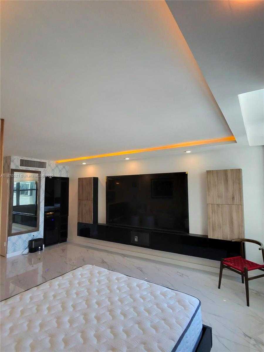 Small Image of 2899 COLLINS AVE #1634, Miami Beach Number 8