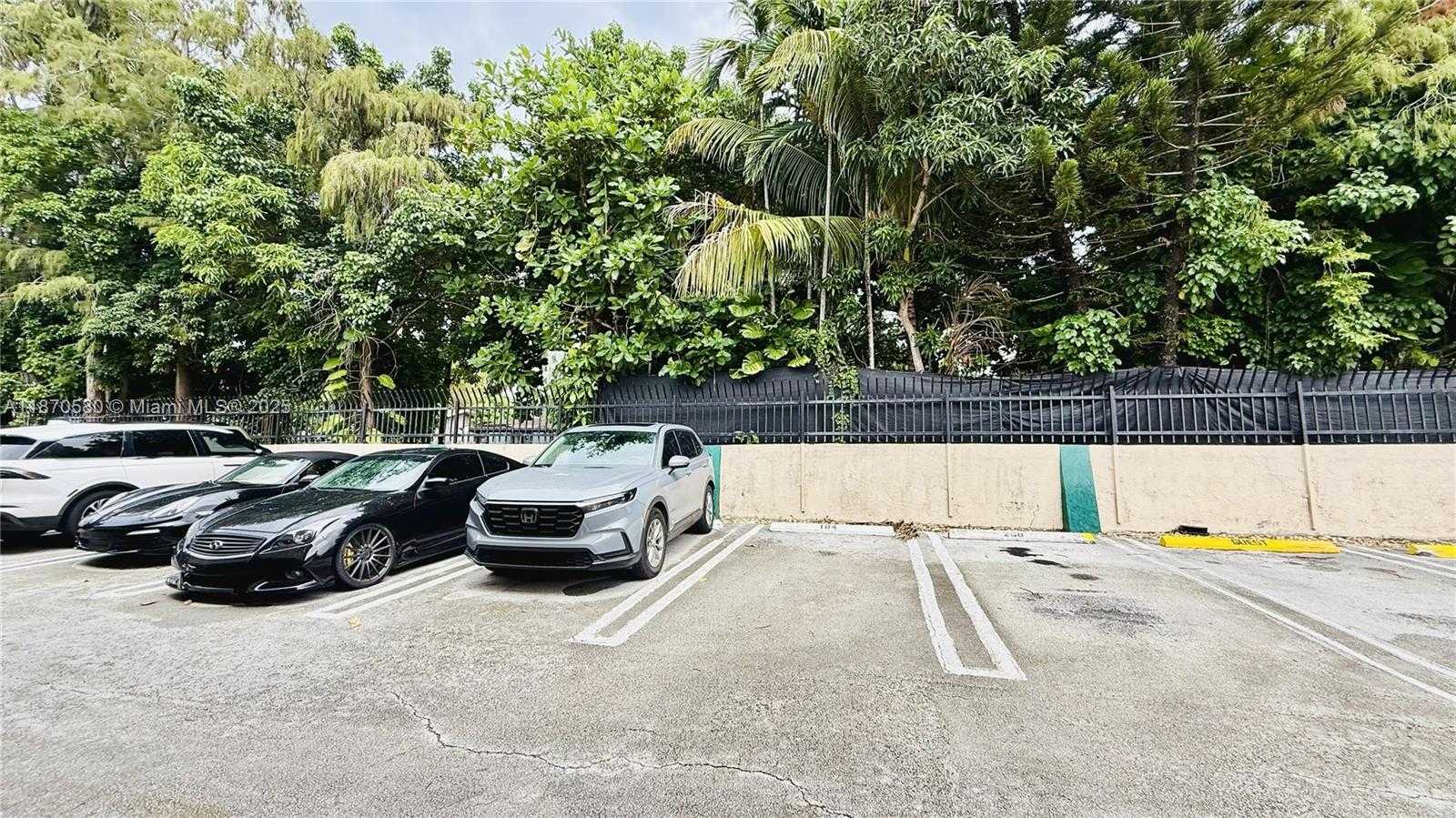 Small Image of 13101 MEMORIAL HWY #104, North Miami Number 19