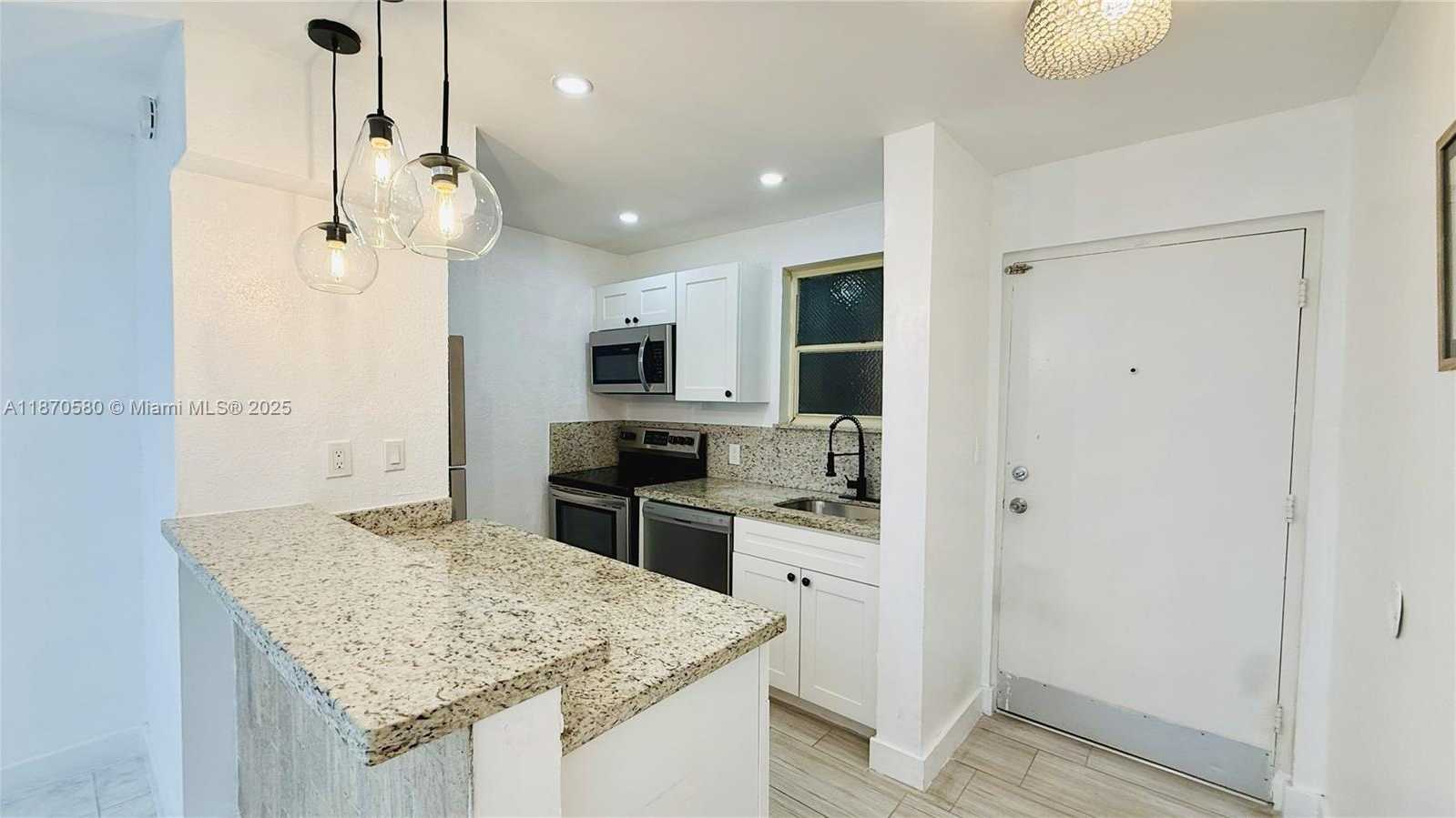 Small Image of 13101 MEMORIAL HWY #104, North Miami Number 2