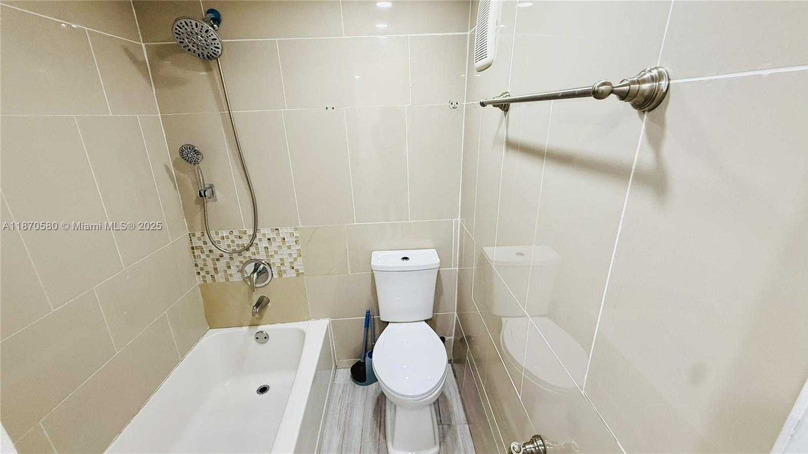 Small Image of 13101 MEMORIAL HWY #104, North Miami Number 7