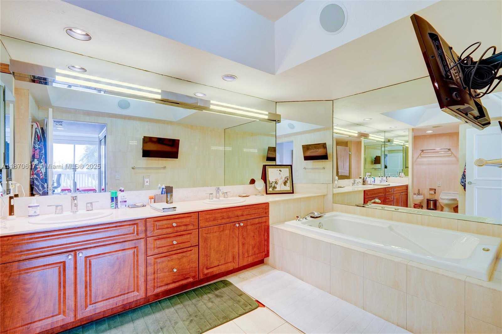 Small Image of 2000 ISLAND BLVD #710, Aventura Number 22