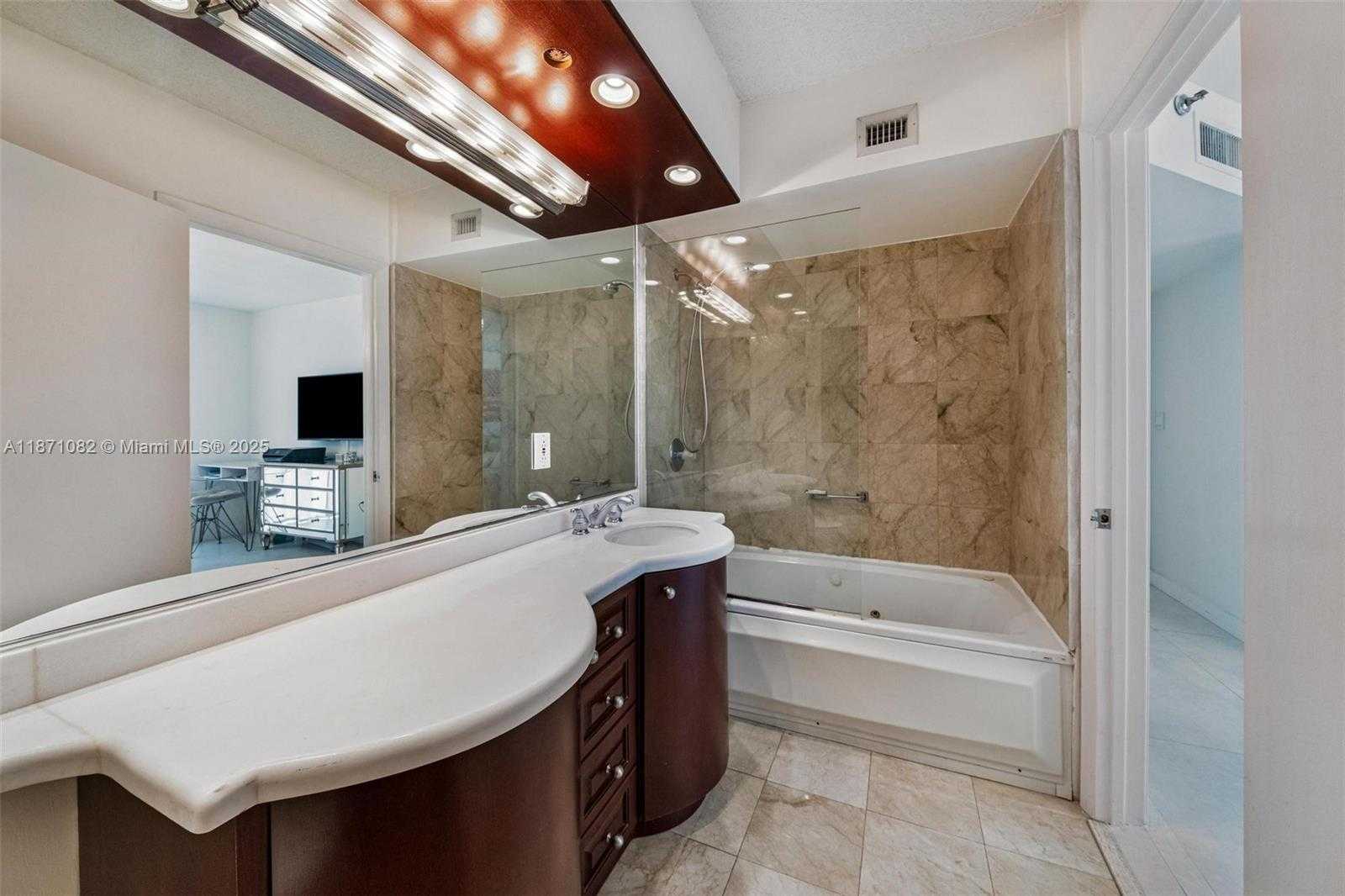 Small Image of 5900 COLLINS AVE #1905, Miami Beach Number 15