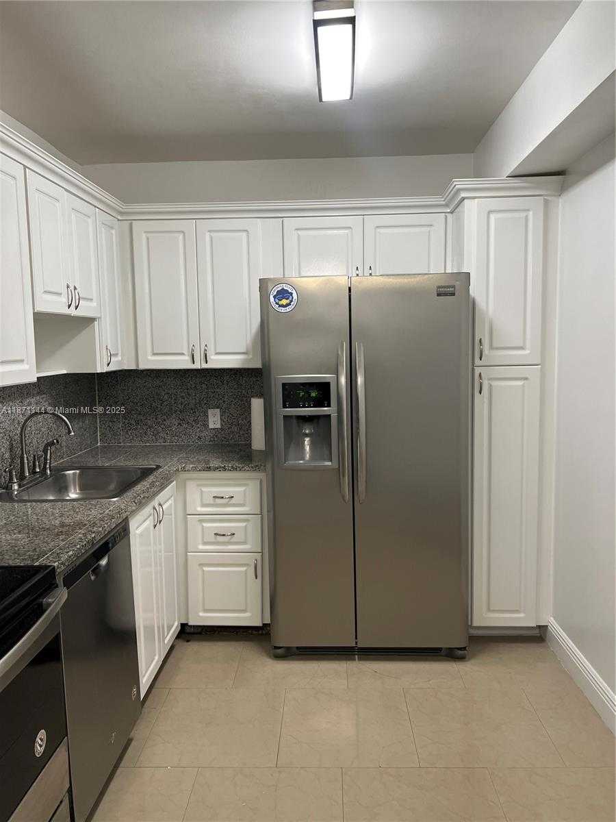 Small Image of 20335 E Country Club Dr, Aventura, FL 33180, USA Number 2
