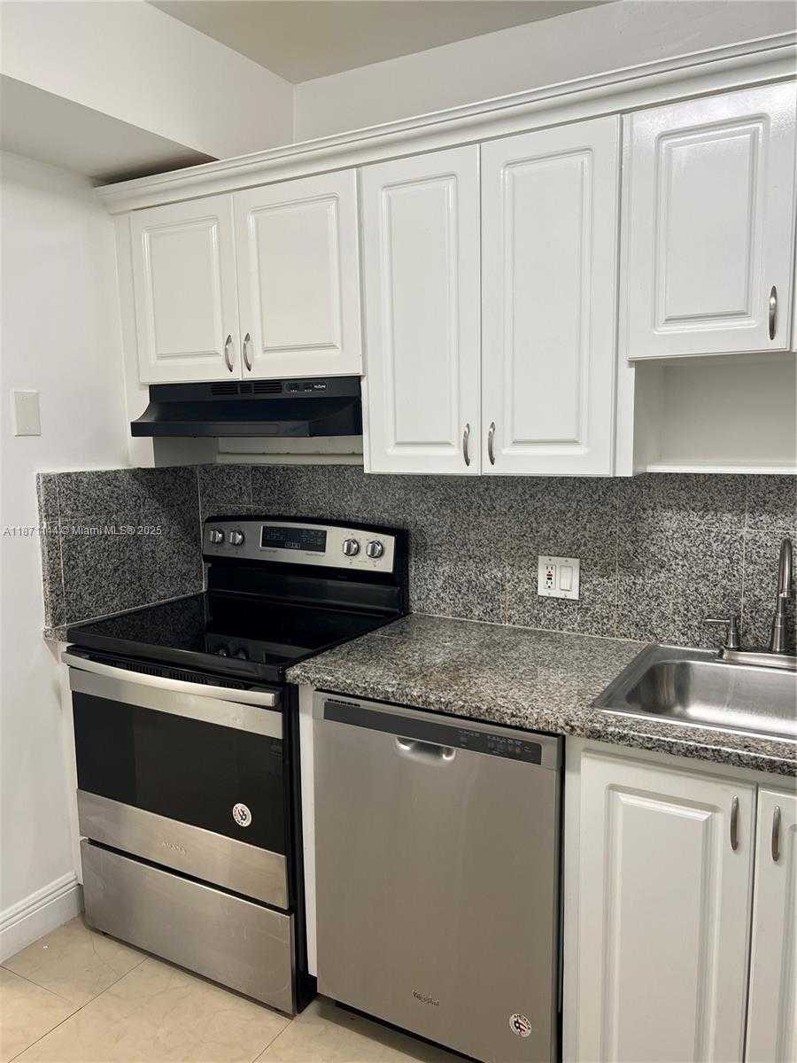 Small Image of 20335 E Country Club Dr, Aventura, FL 33180, USA Number 3