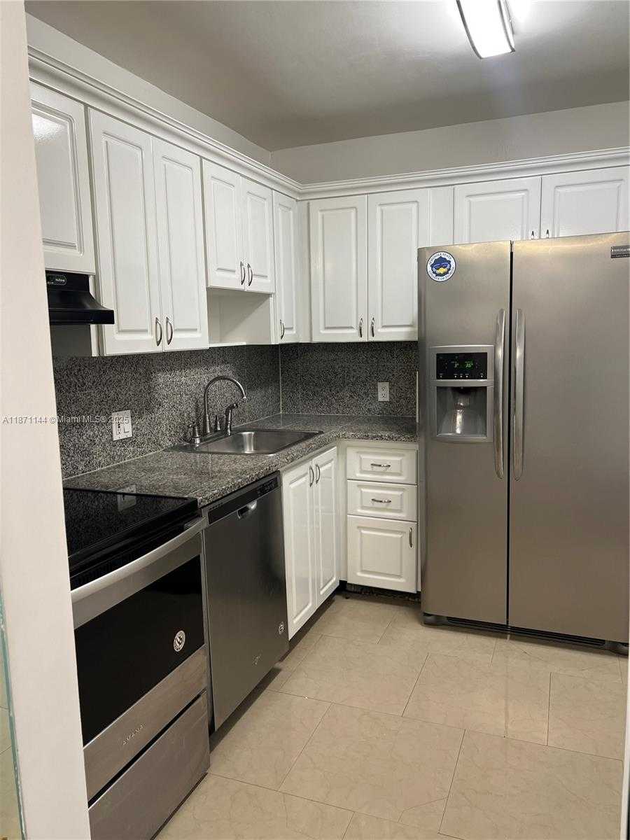 Small Image of 20335 E Country Club Dr, Aventura, FL 33180, USA Number 4