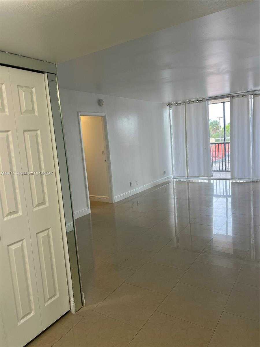 Small Image of 20335 E Country Club Dr, Aventura, FL 33180, USA Number 7