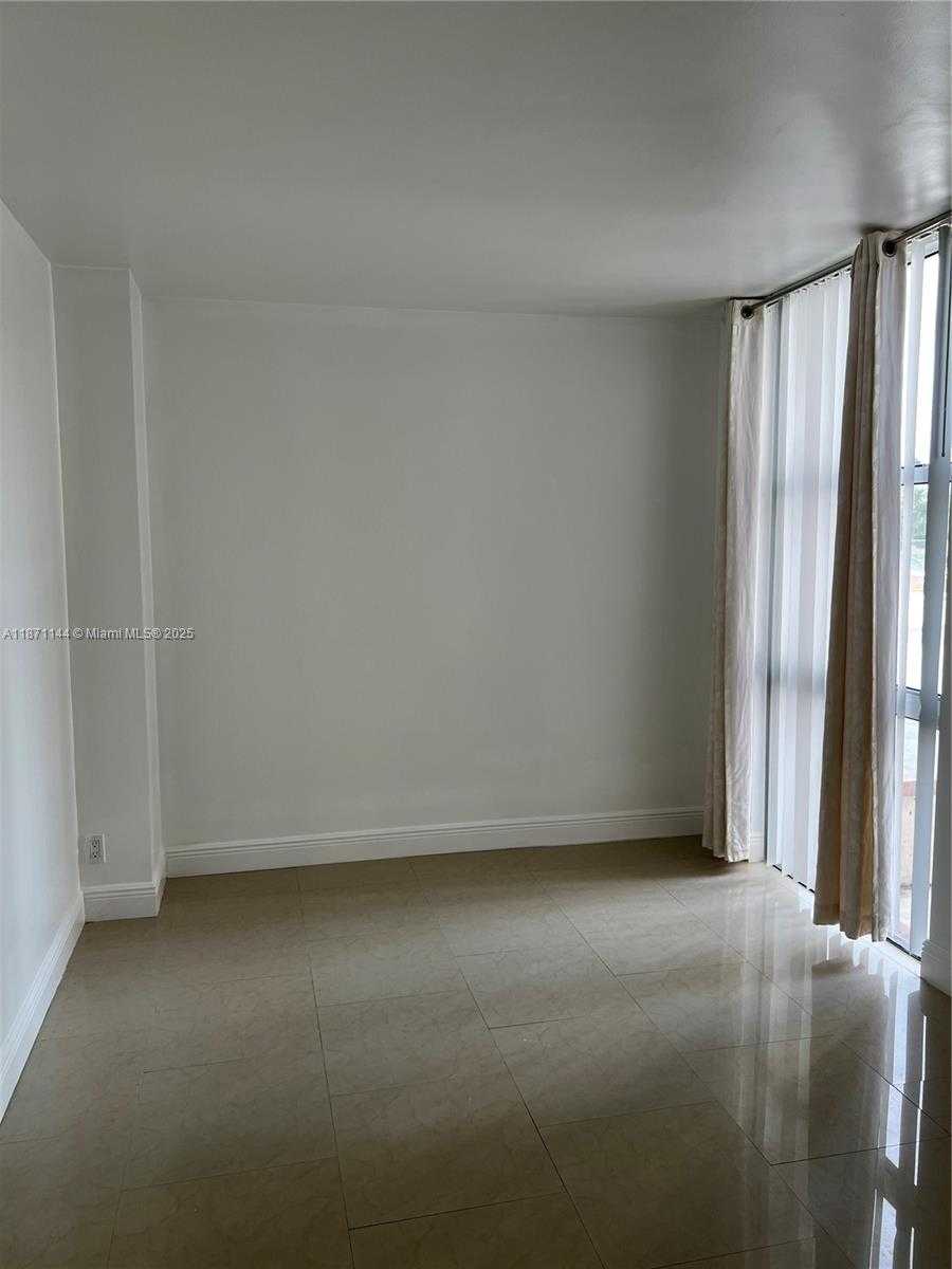 Small Image of 20335 E Country Club Dr, Aventura, FL 33180, USA Number 8