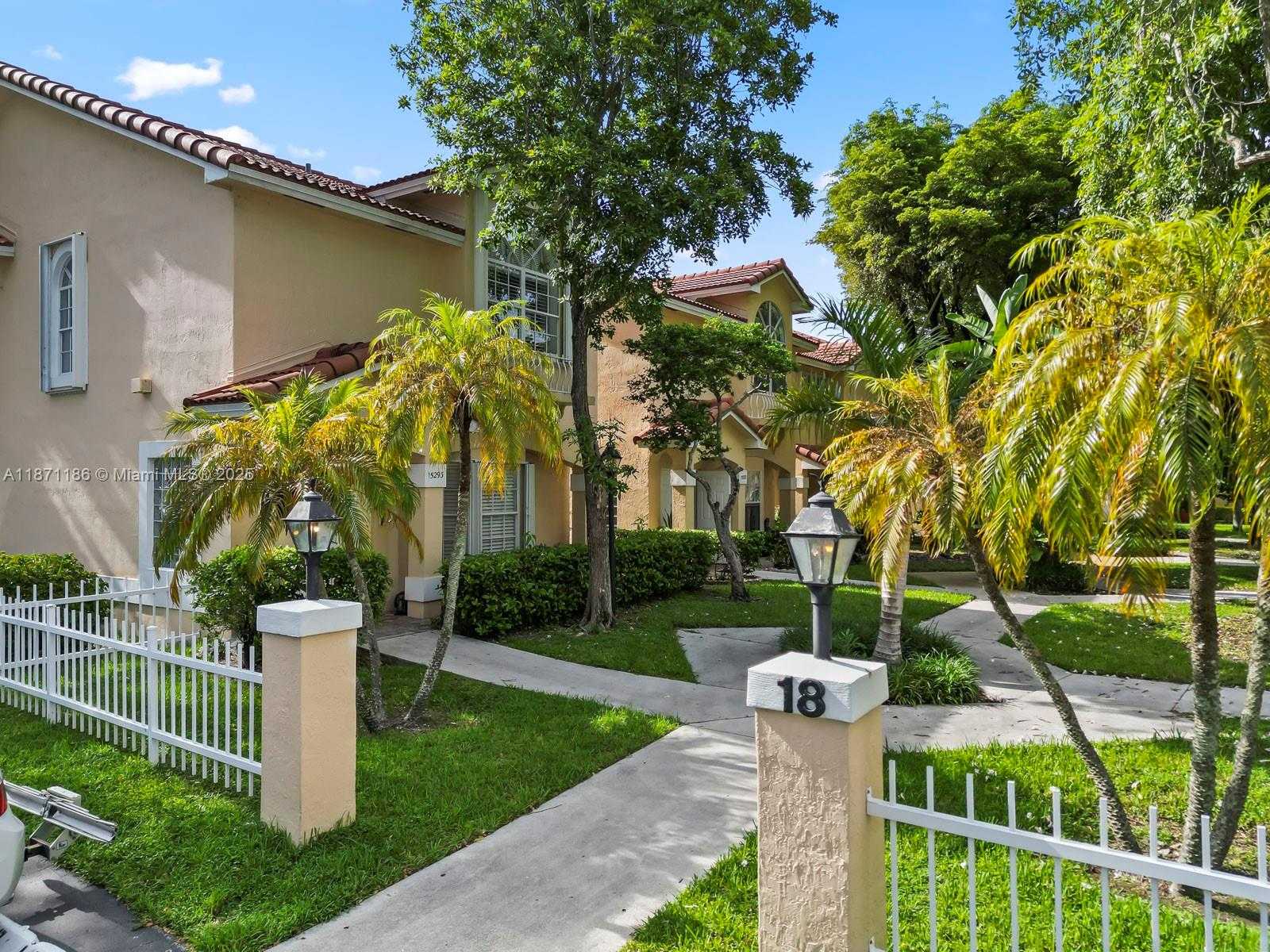 Small Image of 15293 SOUTH WEST 111TH ST, Miami Number 9