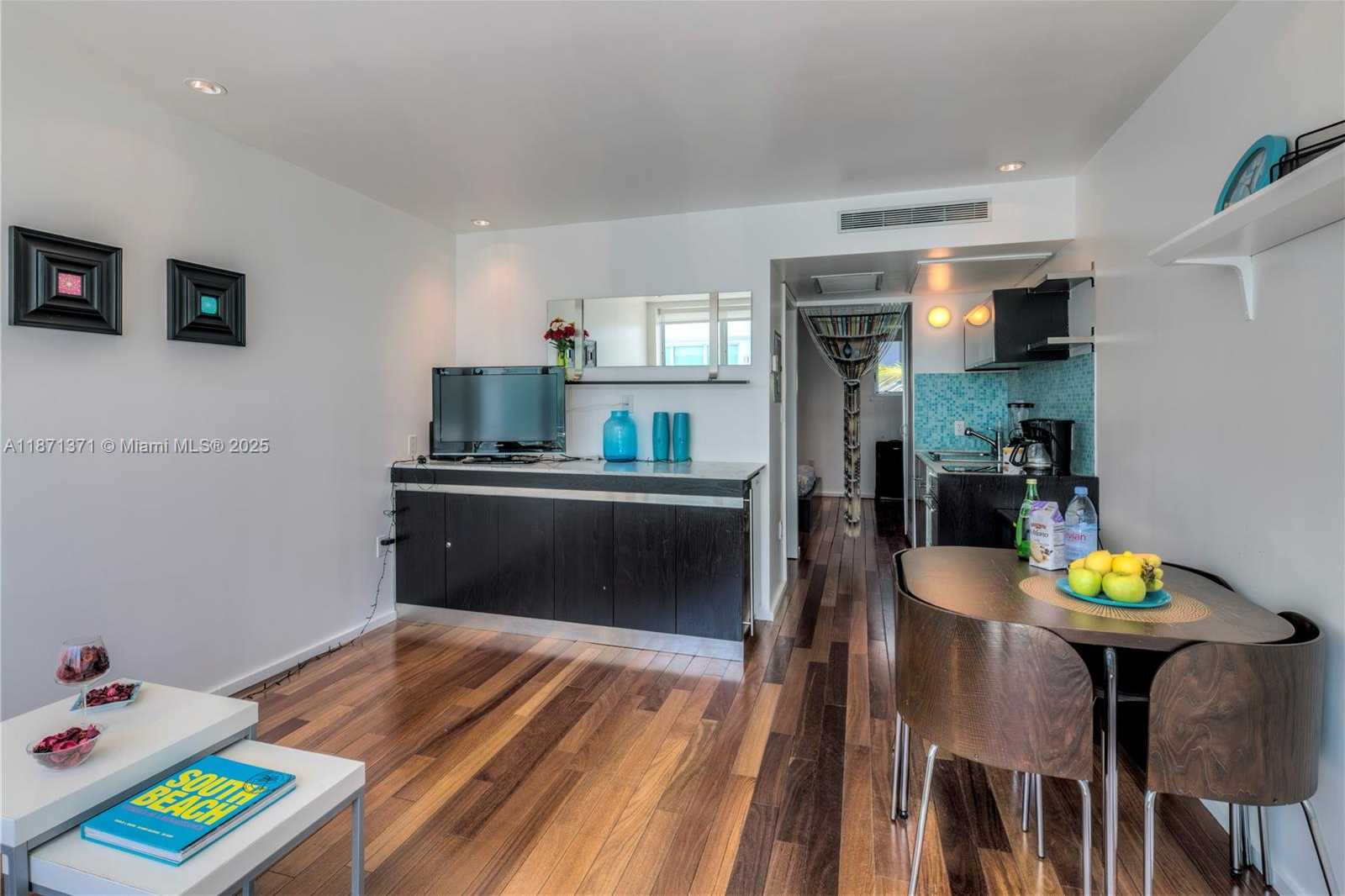 Small Image of 1601 WEST AVE #210, Miami Beach Number 4