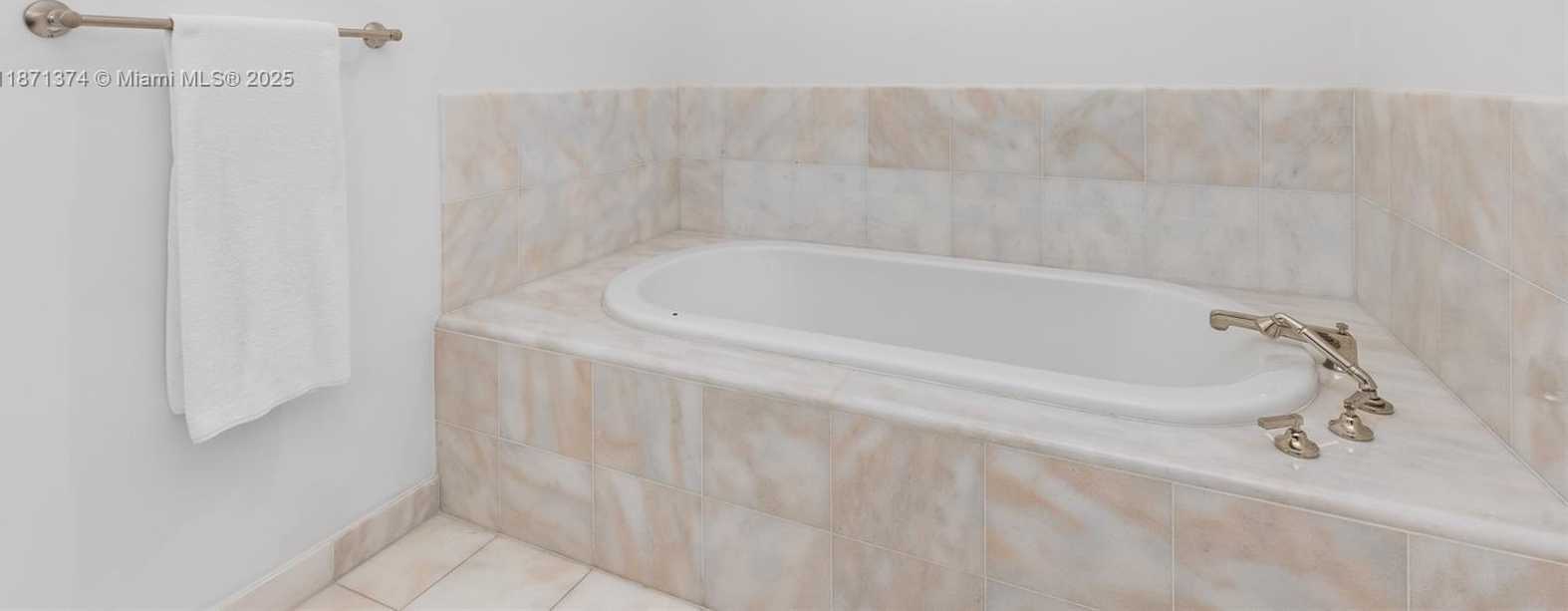 Small Image of 50 SOUTH POINTE DR #1005, Miami Beach Number 17