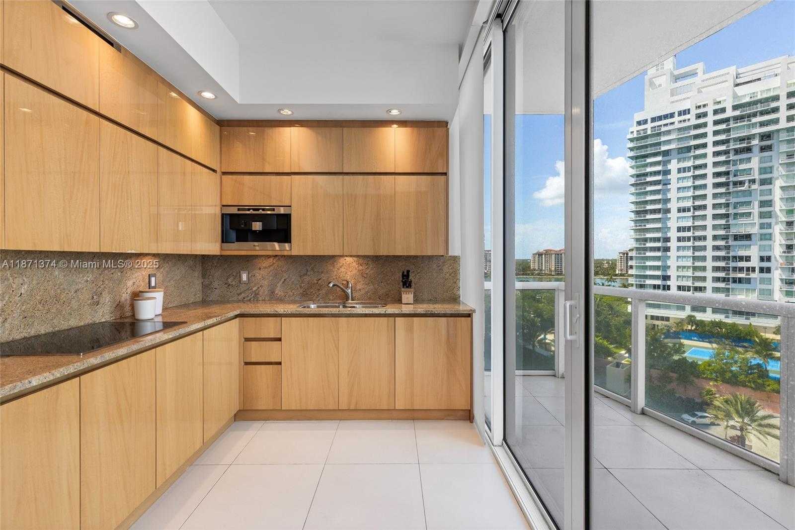 Small Image of 50 SOUTH POINTE DR #1005, Miami Beach Number 7