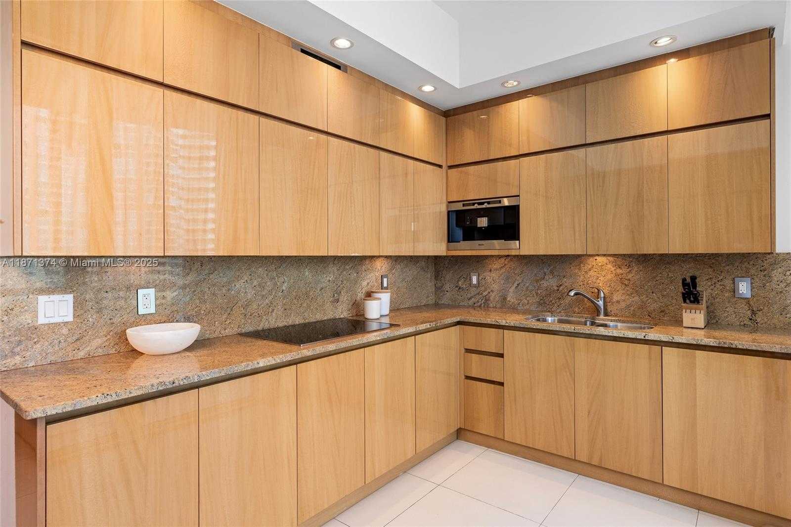 Small Image of 50 SOUTH POINTE DR #1005, Miami Beach Number 8