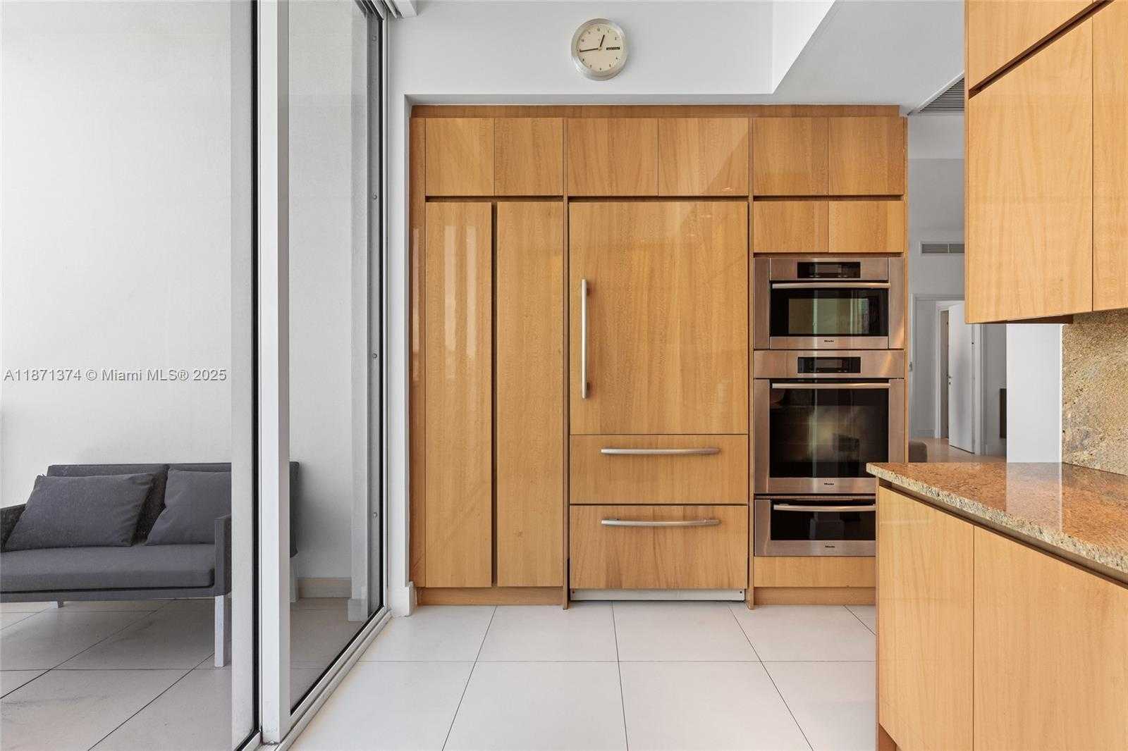 Small Image of 50 SOUTH POINTE DR #1005, Miami Beach Number 9