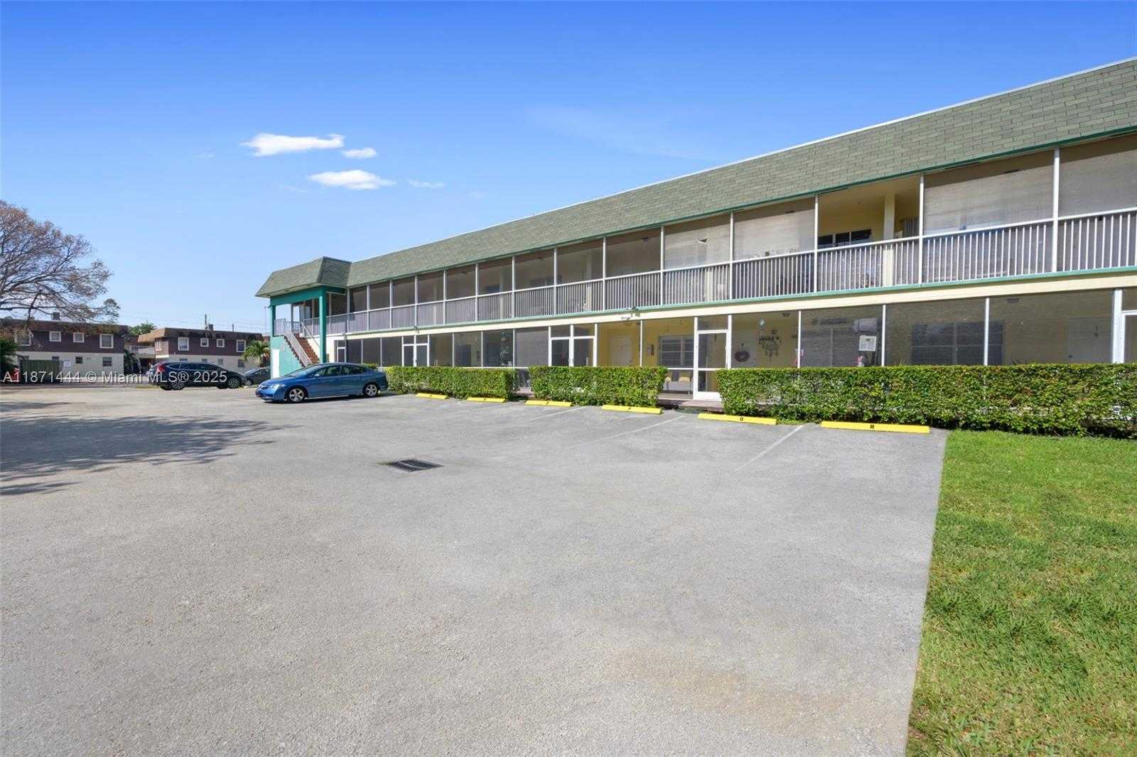 Small Image of 2905 PIERCE ST #17, Hollywood Number 2