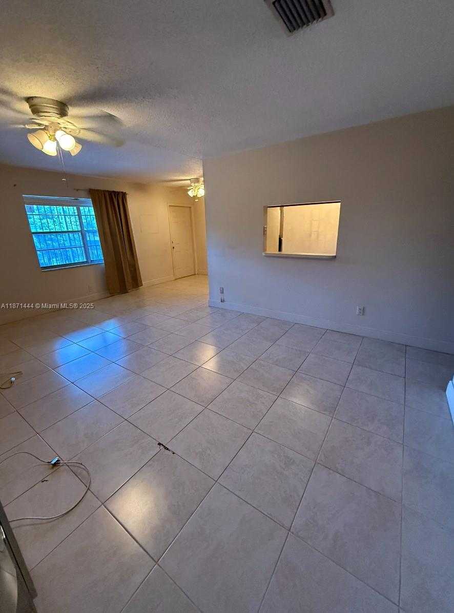Small Image of 2905 PIERCE ST #17, Hollywood Number 3
