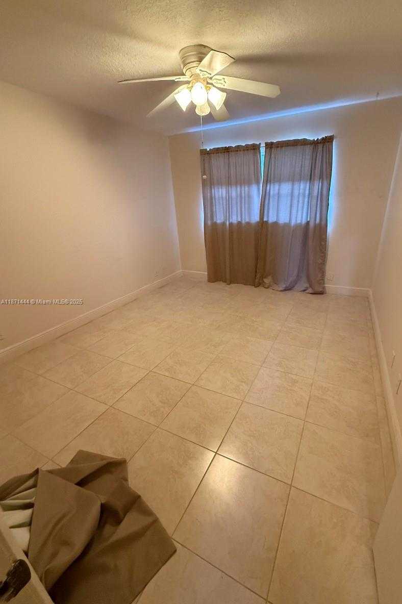 Small Image of 2905 PIERCE ST #17, Hollywood Number 5