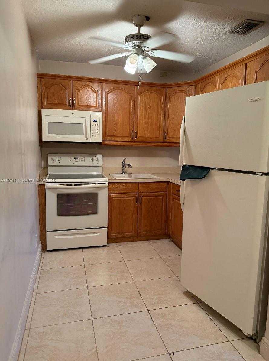 Small Image of 2905 PIERCE ST #17, Hollywood Number 7