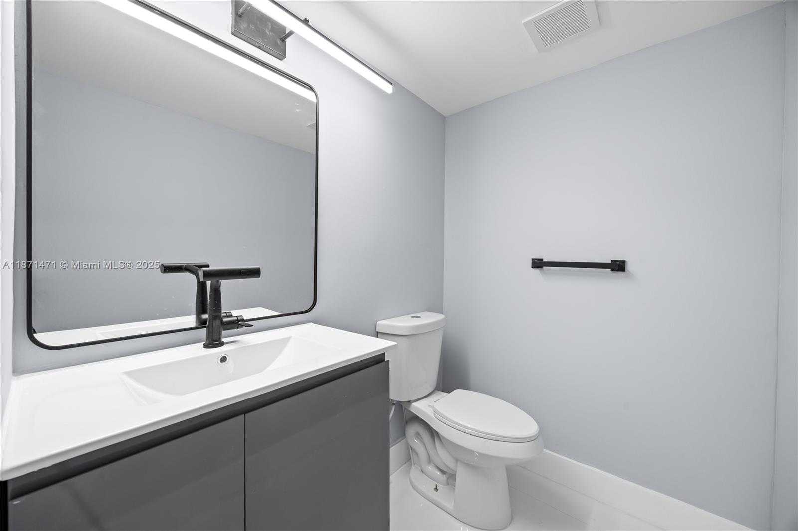 Small Image of 20335 E Country Club Dr, Aventura, FL 33180, USA Number 18